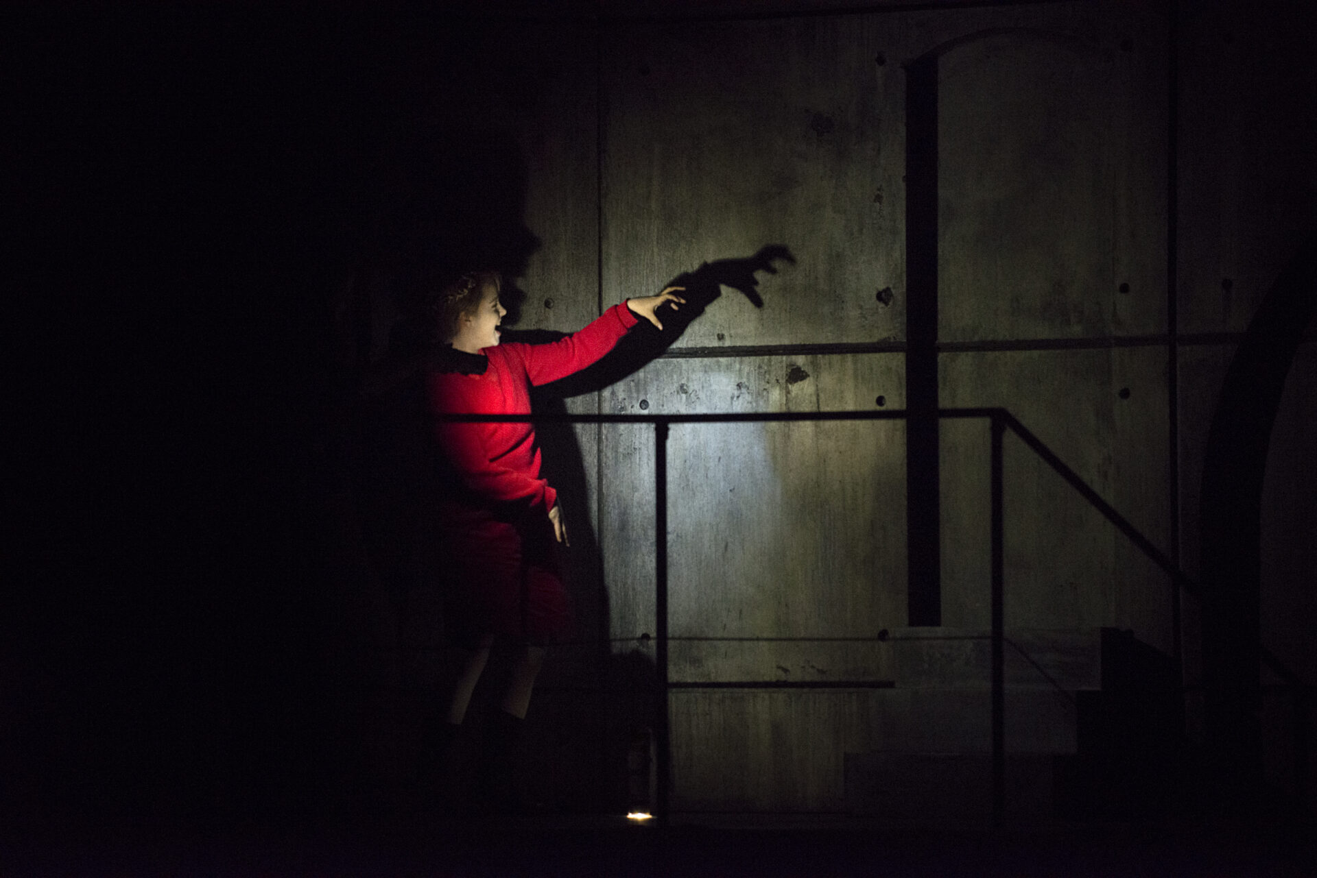 Photo : Gianmaria De Luca dans Silence des Ombres, rôle de Tintagile, B. Attahir, La Monnaie. Photographe : Gianmaria De Luca